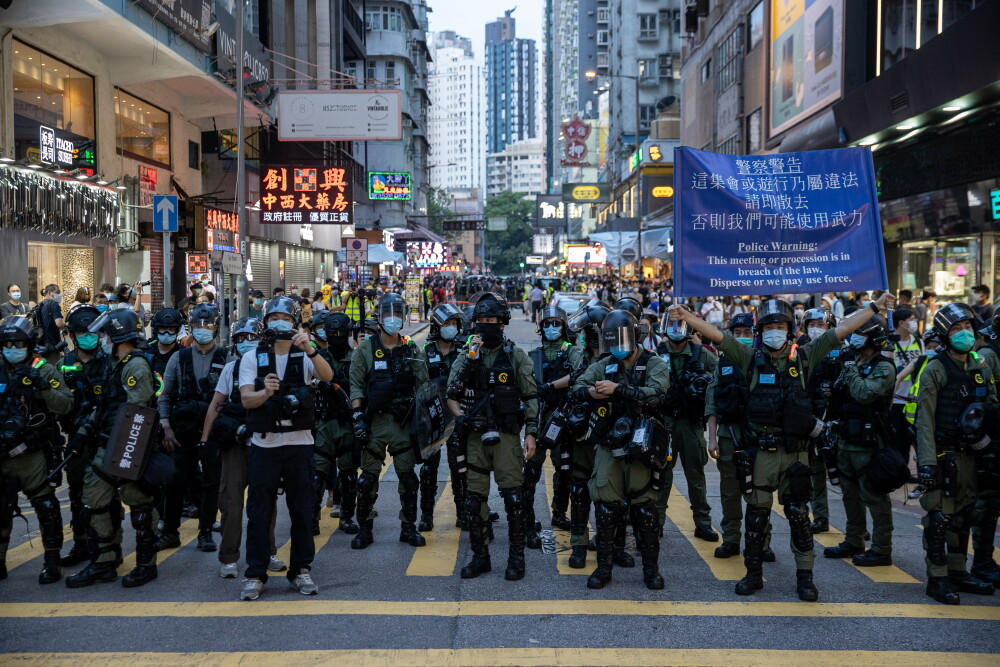 VIDEO. Proteste violente la Hong Kong. Aproape 300 de oameni au fost arestați - Imaginea 2