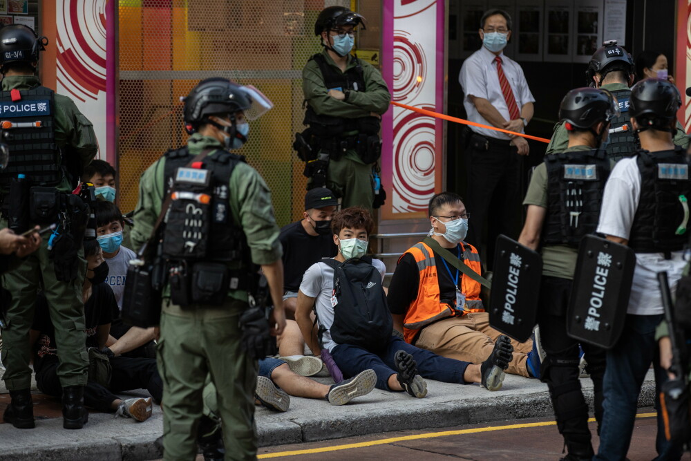 VIDEO. Proteste violente la Hong Kong. Aproape 300 de oameni au fost arestați - Imaginea 3