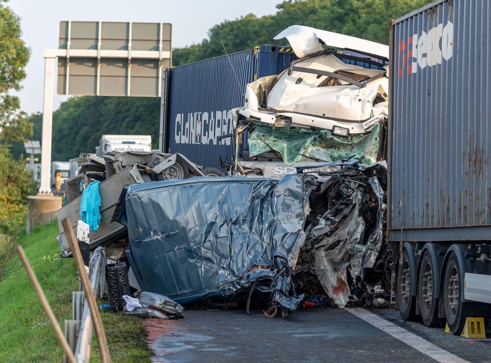 Carnagiu în Germania: 4 români au murit după ce mașina lor a fost prinsă între două TIR-uri. Vinovat e tot un român - Imaginea 1