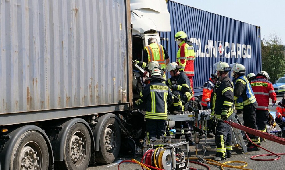 Carnagiu în Germania: 4 români au murit după ce mașina lor a fost prinsă între două TIR-uri. Vinovat e tot un român - Imaginea 3