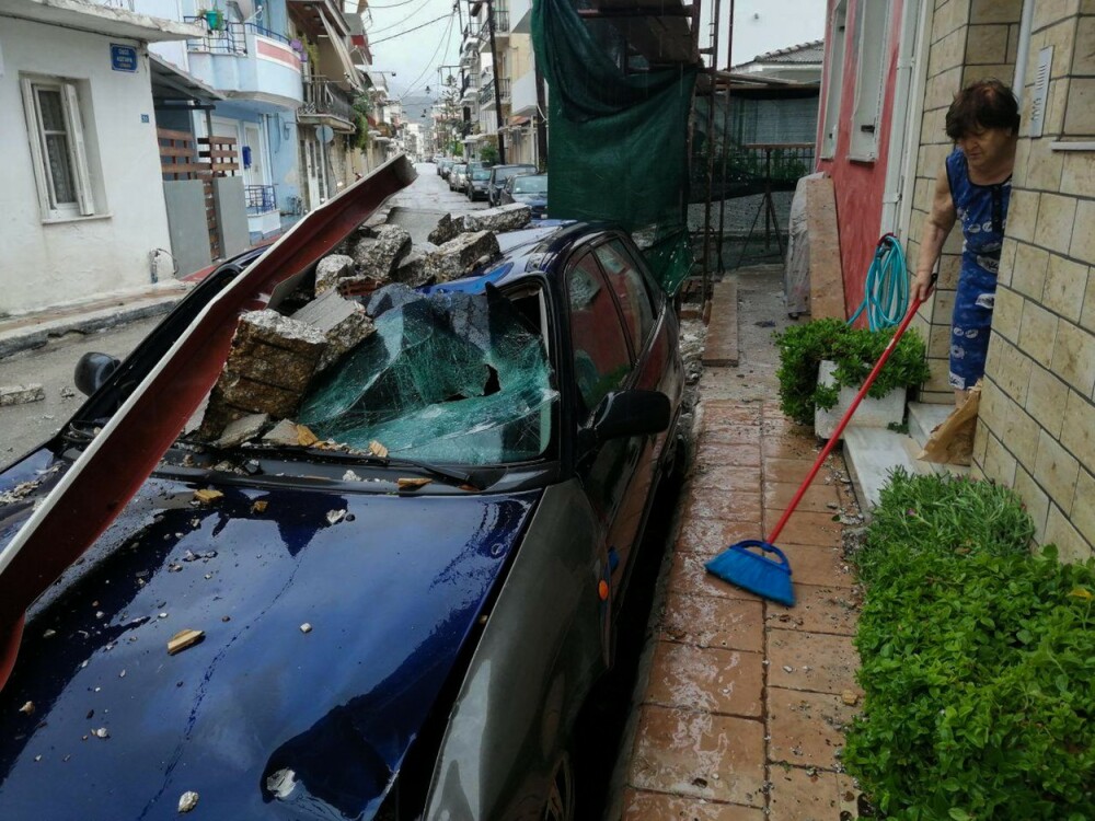 Dezastrul lăsat în urmă de furtuna Ianos în Grecia. Două persoane au murit și alta e dispărută - Imaginea 2
