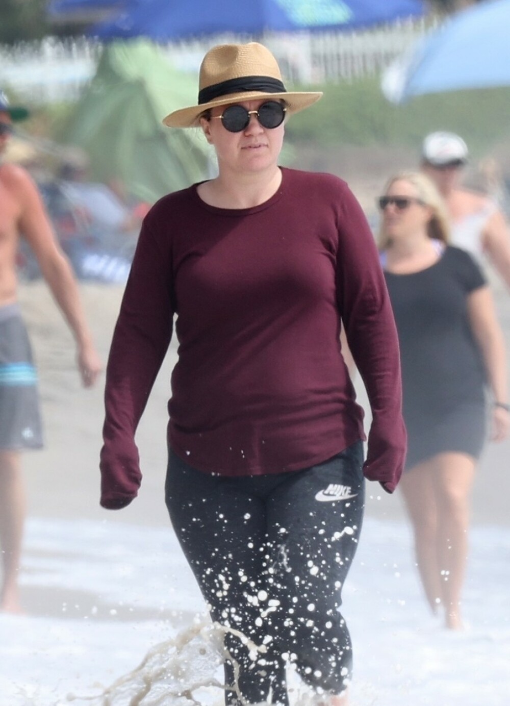 Cum arată Kelly Clarkson, idolul adolescenților, la 38 de ani. Vedeta a fost surprinsă în ipostaze inedite pe plajă. FOTO - Imaginea 2