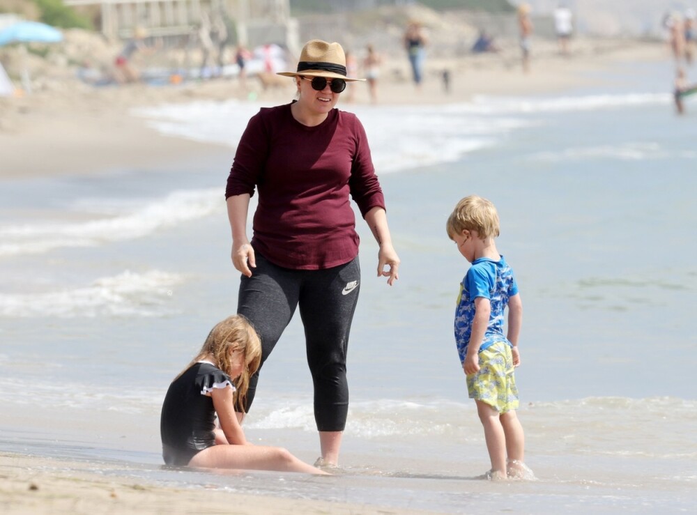 Cum arată Kelly Clarkson, idolul adolescenților, la 38 de ani. Vedeta a fost surprinsă în ipostaze inedite pe plajă. FOTO - Imaginea 4