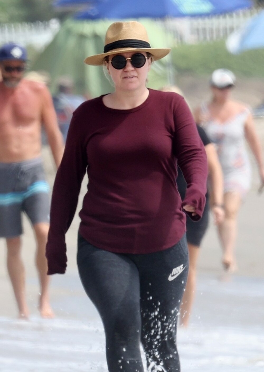 Cum arată Kelly Clarkson, idolul adolescenților, la 38 de ani. Vedeta a fost surprinsă în ipostaze inedite pe plajă. FOTO - Imaginea 5