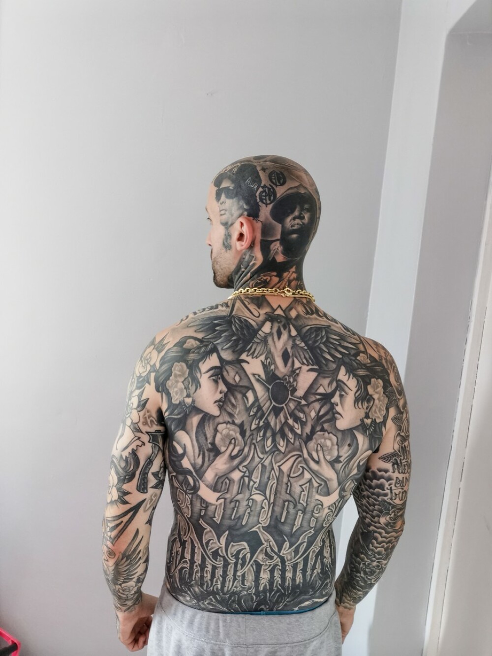 Imagini spectaculoase. Cum arată bărbatul care are zeci de tatuaje pe corp: „Mi s-a spus că nu pot lucra cu copiii” - Imaginea 2