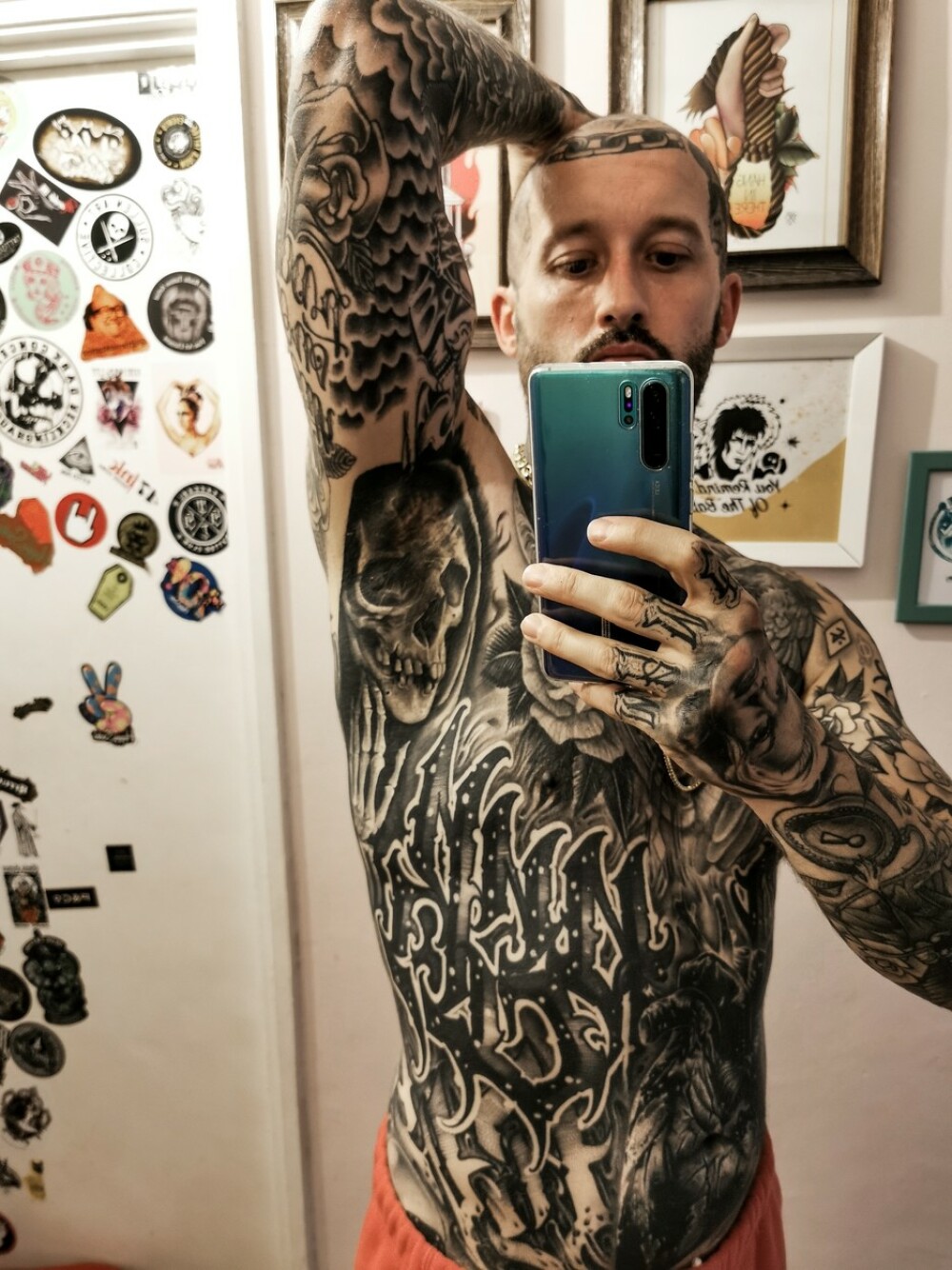 Imagini spectaculoase. Cum arată bărbatul care are zeci de tatuaje pe corp: „Mi s-a spus că nu pot lucra cu copiii” - Imaginea 3
