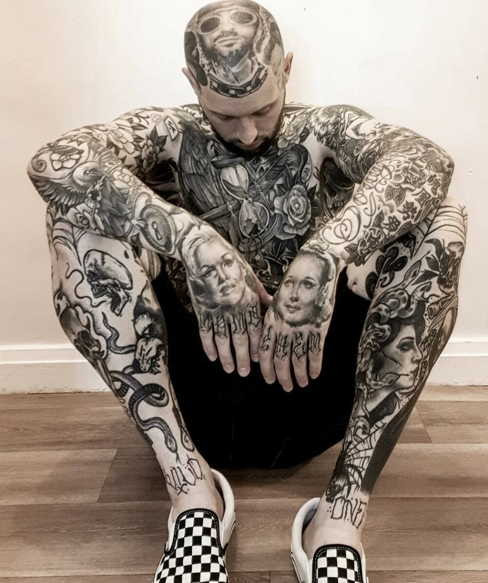 Imagini spectaculoase. Cum arată bărbatul care are zeci de tatuaje pe corp: „Mi s-a spus că nu pot lucra cu copiii” - Imaginea 5