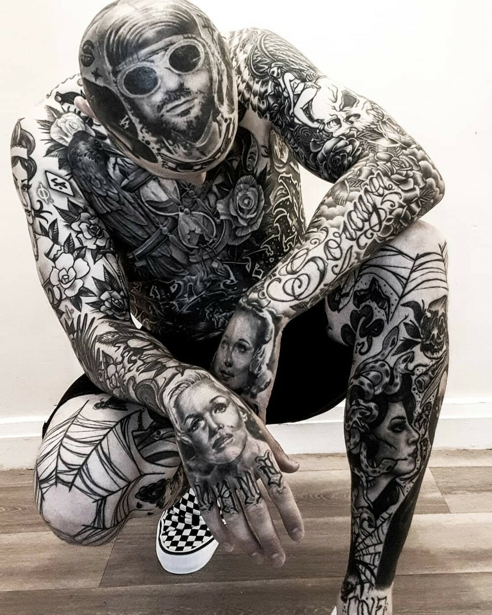 Imagini spectaculoase. Cum arată bărbatul care are zeci de tatuaje pe corp: „Mi s-a spus că nu pot lucra cu copiii” - Imaginea 6