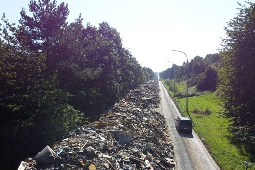 O autostradă din Belgia a fost transformată în groapă de gunoi după inundaţii. 38 de oameni au murit în 2 zile - Imaginea 3