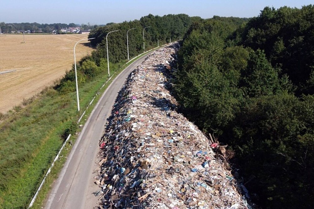 O autostradă din Belgia a fost transformată în groapă de gunoi după inundaţii. 38 de oameni au murit în 2 zile - Imaginea 5