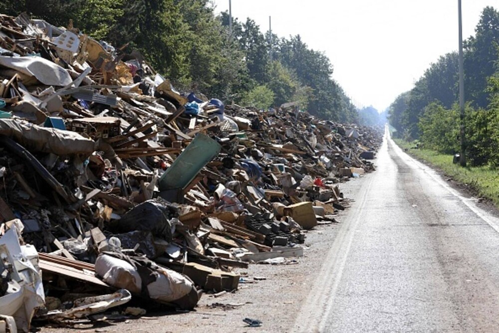 O autostradă din Belgia a fost transformată în groapă de gunoi după inundaţii. 38 de oameni au murit în 2 zile - Imaginea 6