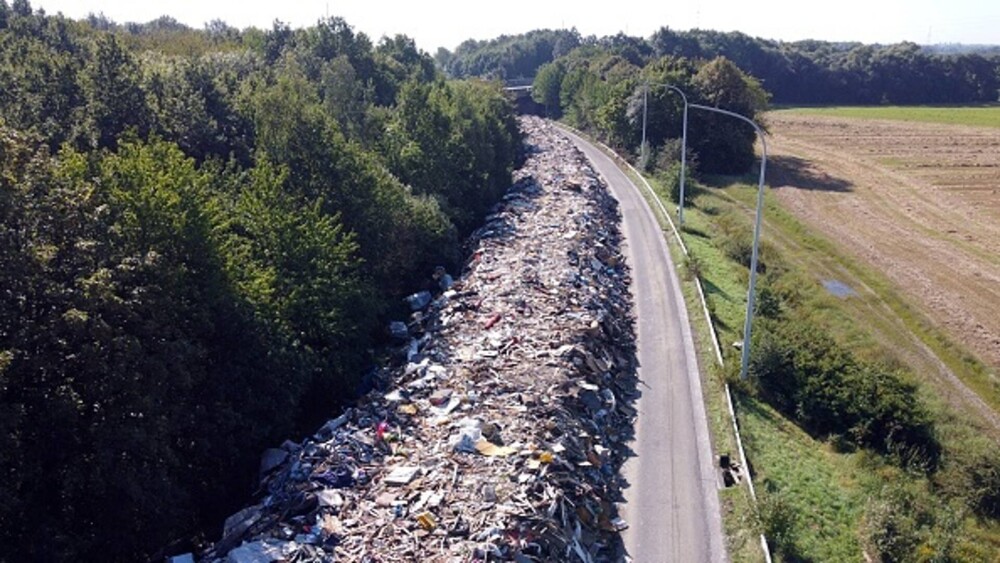 O autostradă din Belgia a fost transformată în groapă de gunoi după inundaţii. 38 de oameni au murit în 2 zile - Imaginea 7