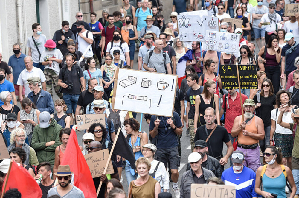 Proteste ample în Franța față de permisul sanitar. Manifestanții i-au numit „colaboratori” pe clienții din baruri - Imaginea 1