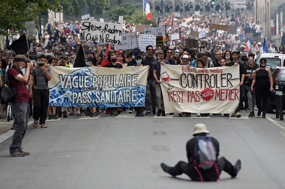 Proteste ample în Franța față de permisul sanitar. Manifestanții i-au numit „colaboratori” pe clienții din baruri - Imaginea 2