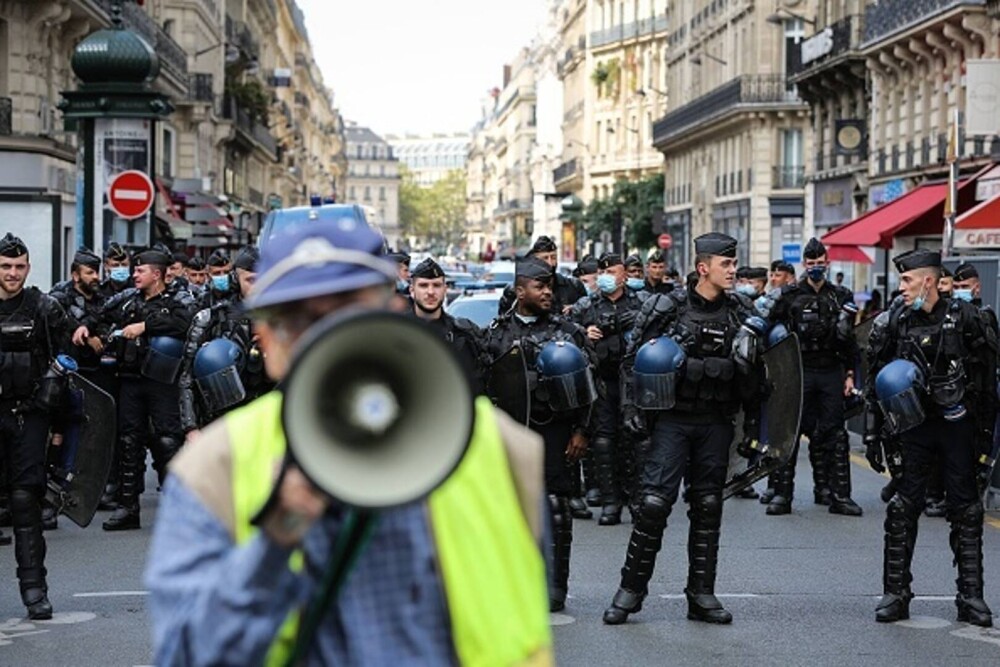 Proteste ample în Franța față de permisul sanitar. Manifestanții i-au numit „colaboratori” pe clienții din baruri - Imaginea 3