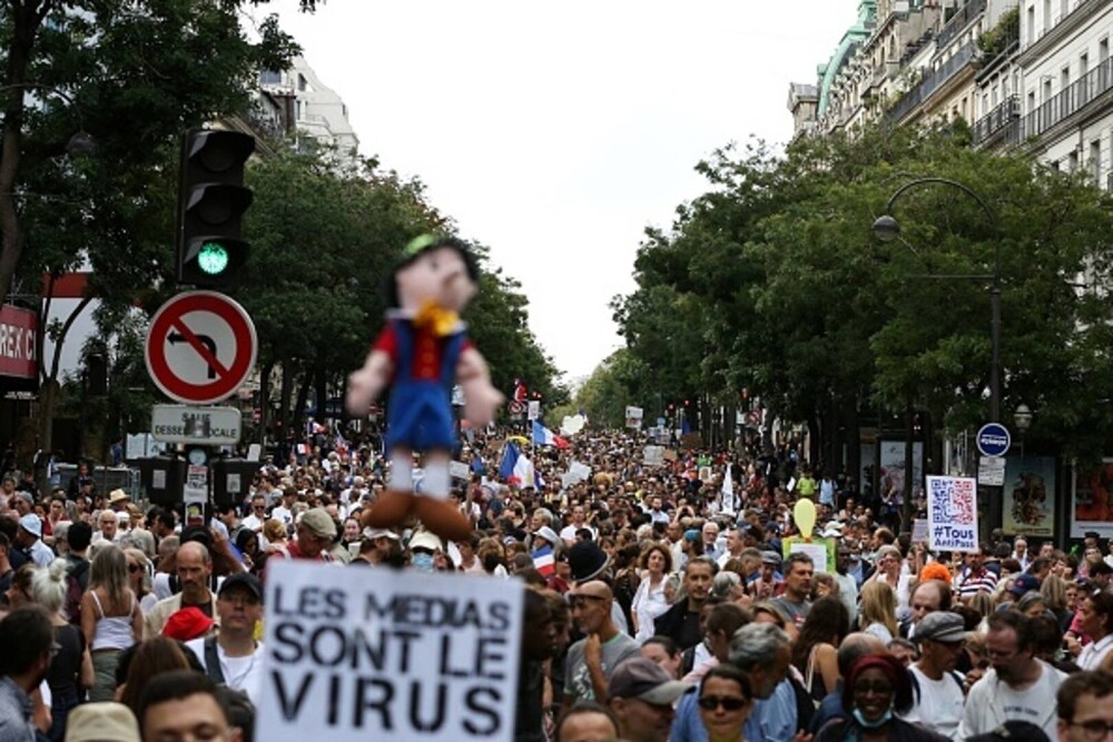 Proteste ample în Franța față de permisul sanitar. Manifestanții i-au numit „colaboratori” pe clienții din baruri - Imaginea 5