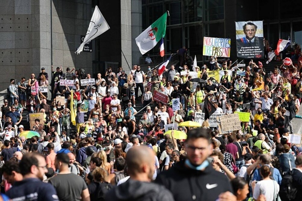 Proteste ample în Franța față de permisul sanitar. Manifestanții i-au numit „colaboratori” pe clienții din baruri - Imaginea 6
