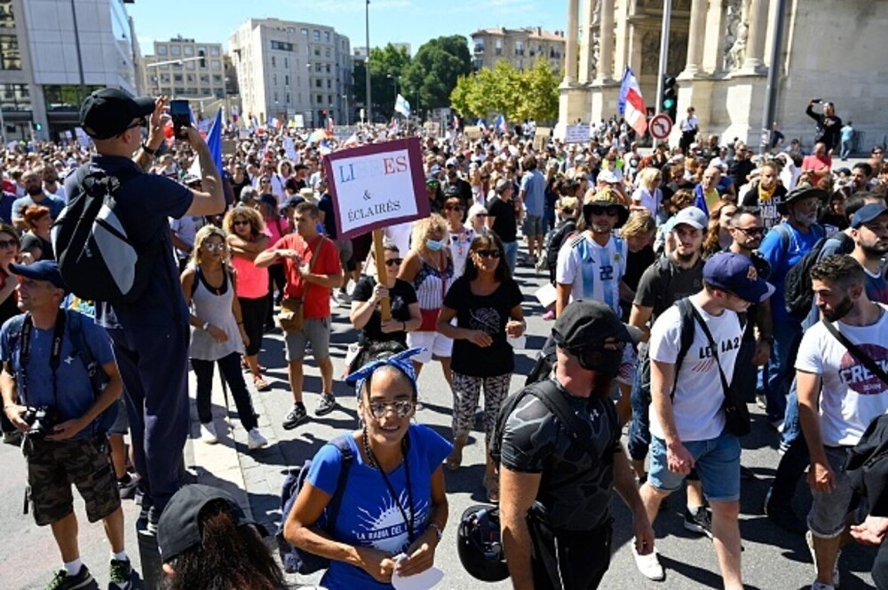 Proteste ample în Franța față de permisul sanitar. Manifestanții i-au numit „colaboratori” pe clienții din baruri - Imaginea 7