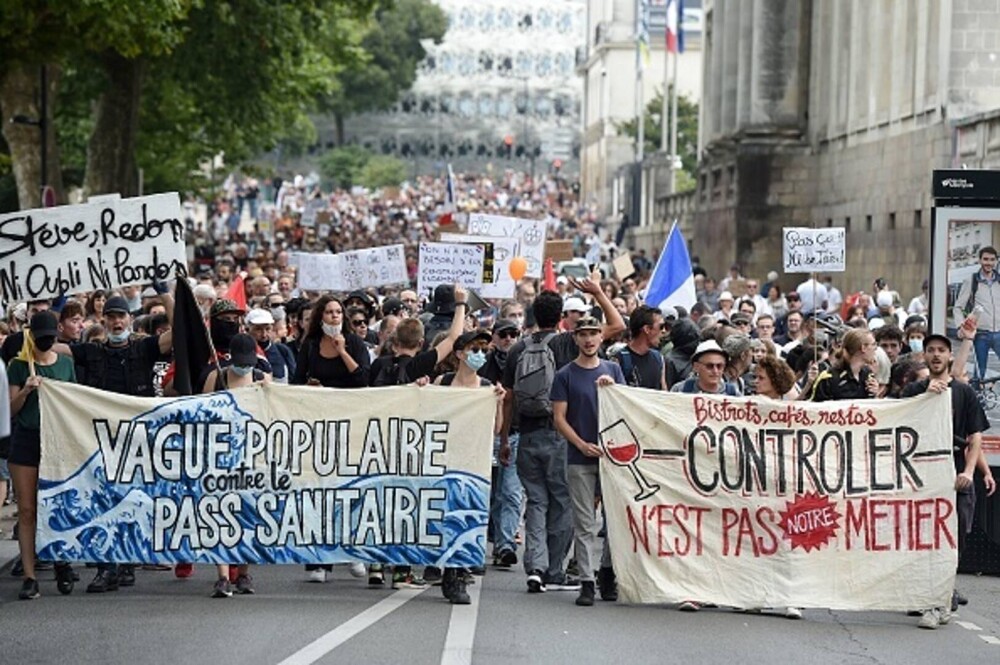 Proteste ample în Franța față de permisul sanitar. Manifestanții i-au numit „colaboratori” pe clienții din baruri - Imaginea 8