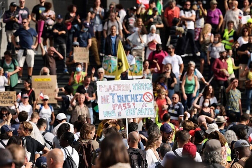 Proteste ample în Franța față de permisul sanitar. Manifestanții i-au numit „colaboratori” pe clienții din baruri - Imaginea 9