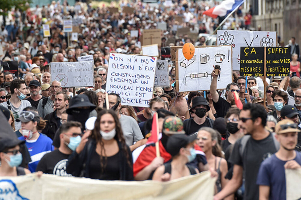 Proteste ample în Franța față de permisul sanitar. Manifestanții i-au numit „colaboratori” pe clienții din baruri - Imaginea 12