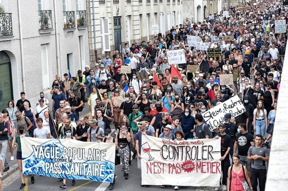 Proteste ample în Franța față de permisul sanitar. Manifestanții i-au numit „colaboratori” pe clienții din baruri - Imaginea 10