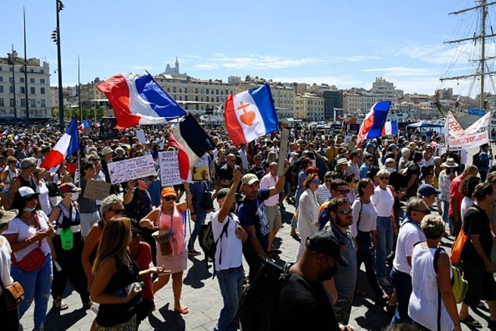Proteste ample în Franța față de permisul sanitar. Manifestanții i-au numit „colaboratori” pe clienții din baruri - Imaginea 13