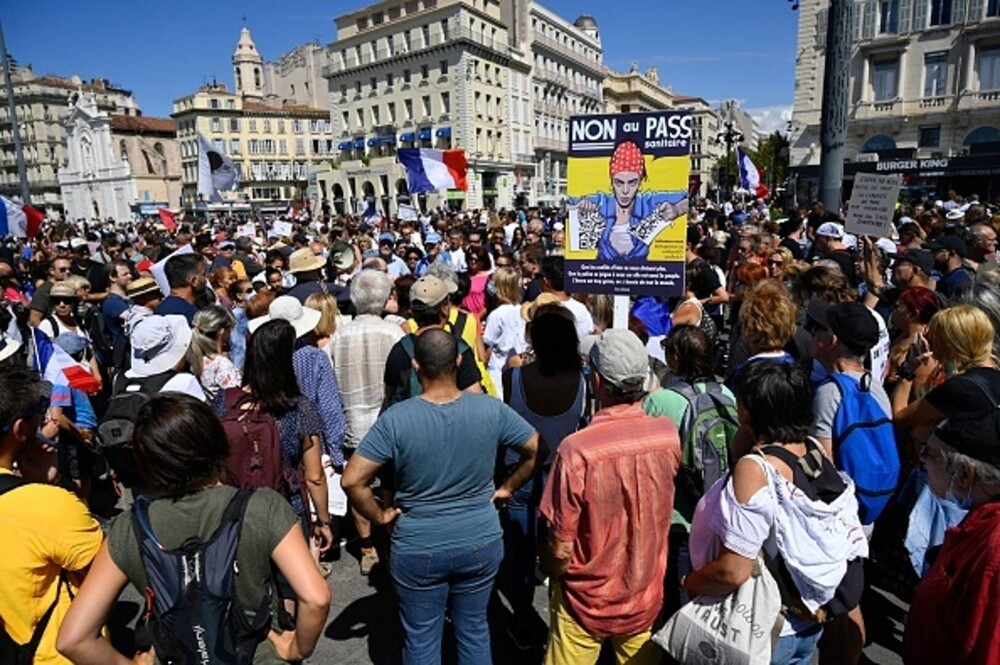 Proteste ample în Franța față de permisul sanitar. Manifestanții i-au numit „colaboratori” pe clienții din baruri - Imaginea 14