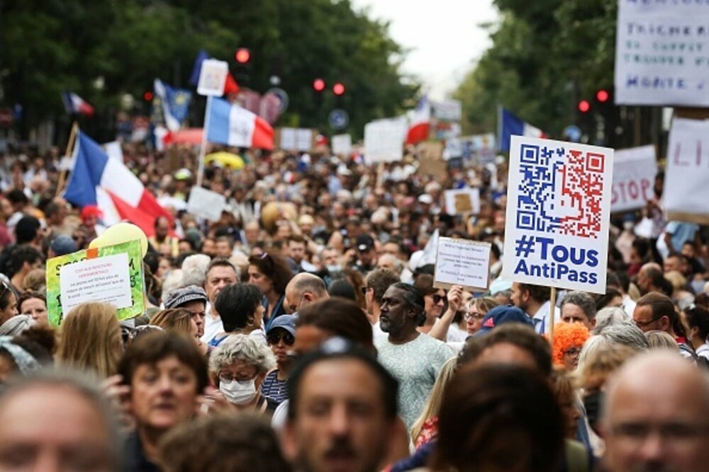 Proteste ample în Franța față de permisul sanitar. Manifestanții i-au numit „colaboratori” pe clienții din baruri - Imaginea 15
