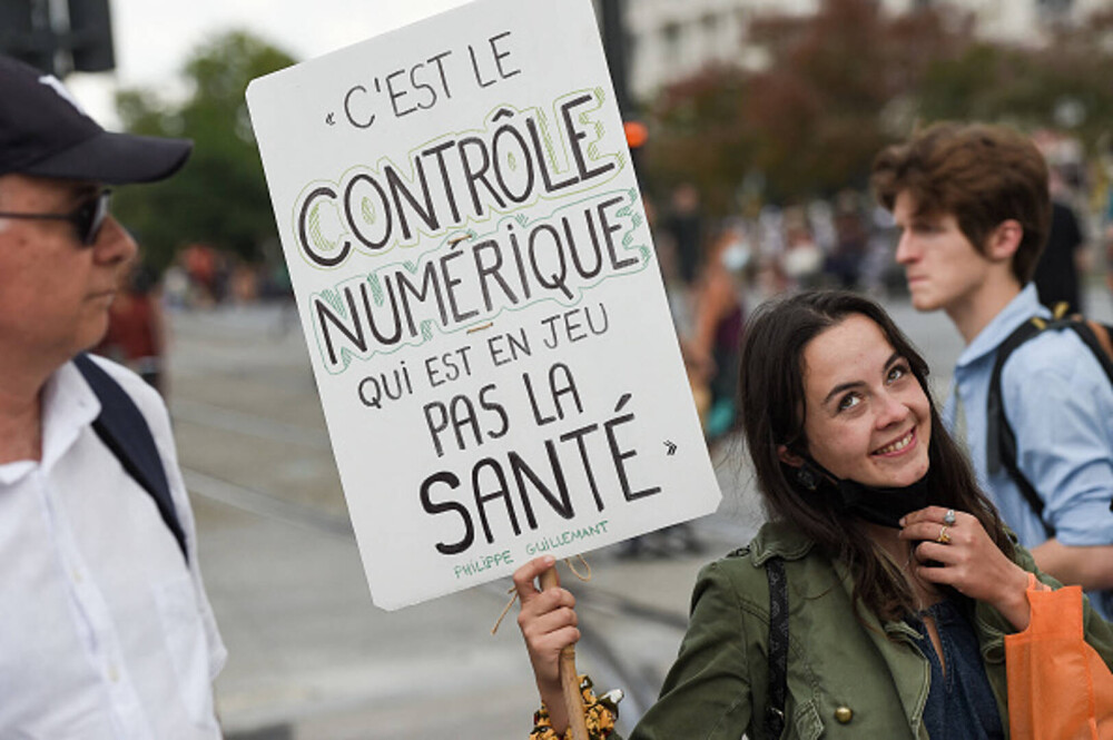 Proteste ample în Franța față de permisul sanitar. Manifestanții i-au numit „colaboratori” pe clienții din baruri - Imaginea 16
