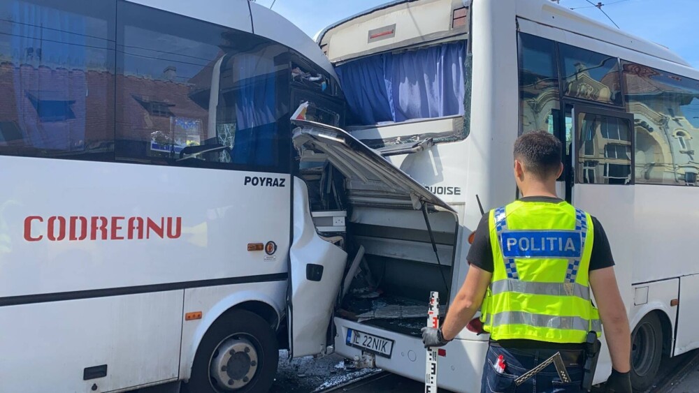 Un microbuz a intrat în altul oprit, în București: Zece persoane au ajuns la spital - Imaginea 1