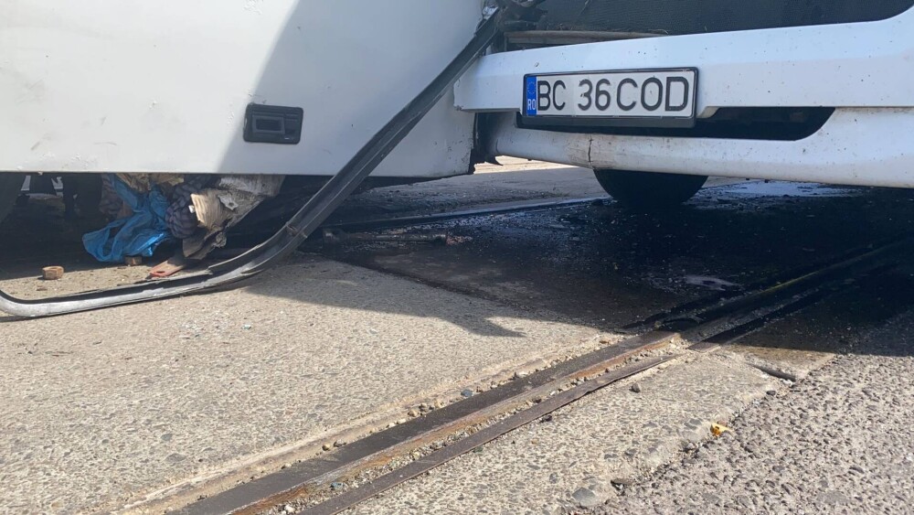 Un microbuz a intrat în altul oprit, în București: Zece persoane au ajuns la spital - Imaginea 3