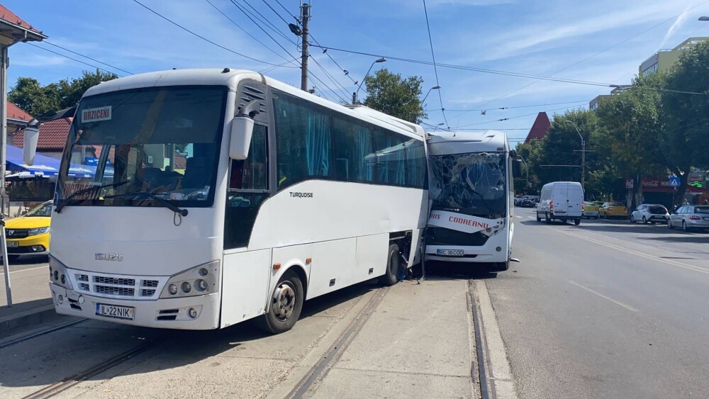 Un microbuz a intrat în altul oprit, în București: Zece persoane au ajuns la spital - Imaginea 5