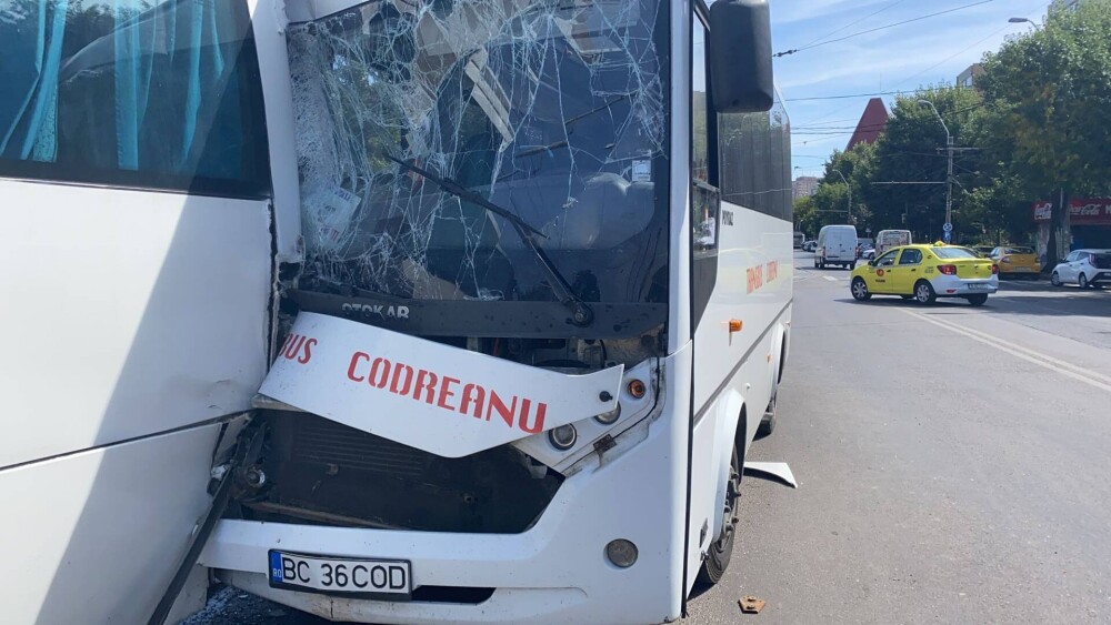 Un microbuz a intrat în altul oprit, în București: Zece persoane au ajuns la spital - Imaginea 6