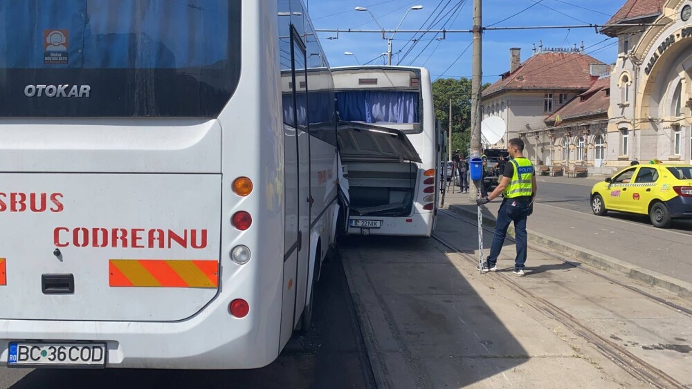 Un microbuz a intrat în altul oprit, în București: Zece persoane au ajuns la spital - Imaginea 7