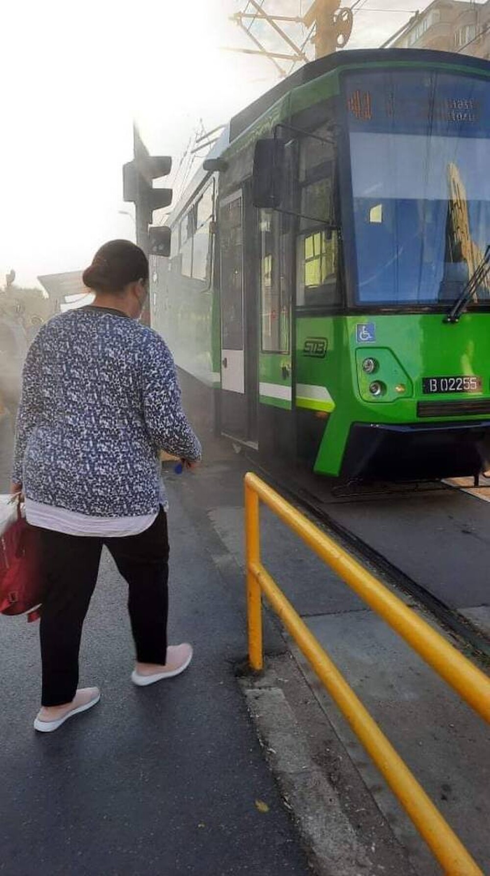 În prima zi de traseu, dintr-unul dintre cele trei tramvaie noi din București a ieșit fum. Ce explicație oferă STB. FOTO - Imaginea 4
