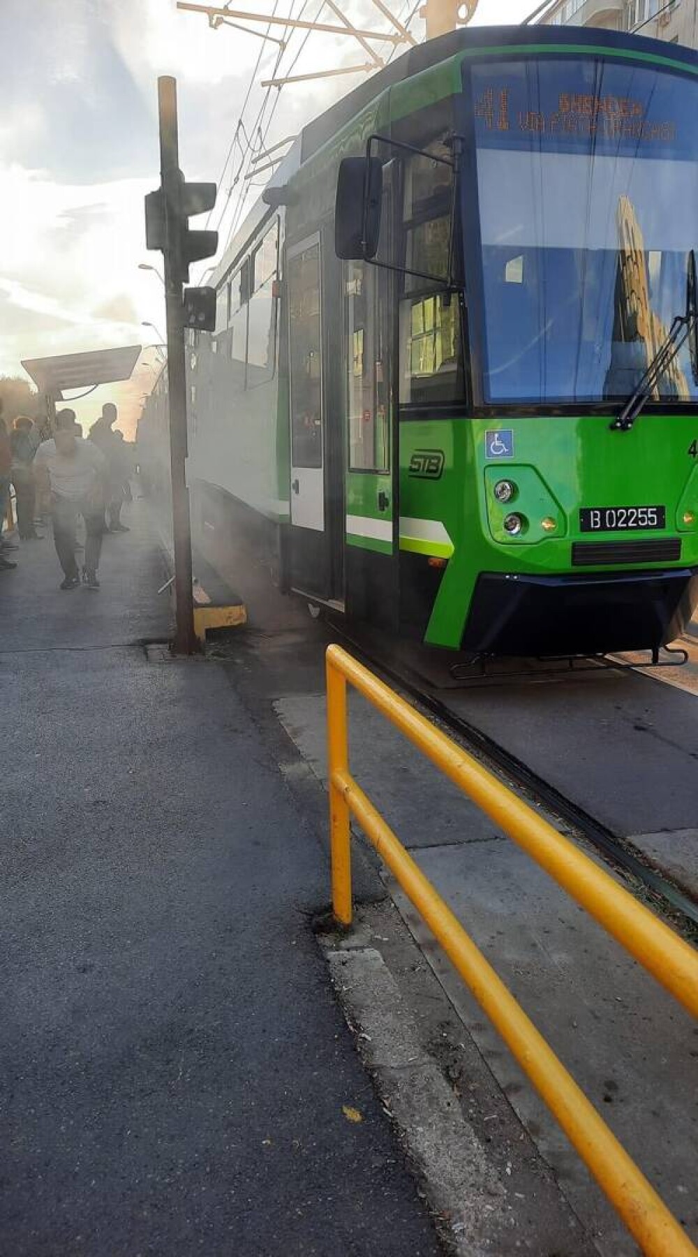 În prima zi de traseu, dintr-unul dintre cele trei tramvaie noi din București a ieșit fum. Ce explicație oferă STB. FOTO - Imaginea 1