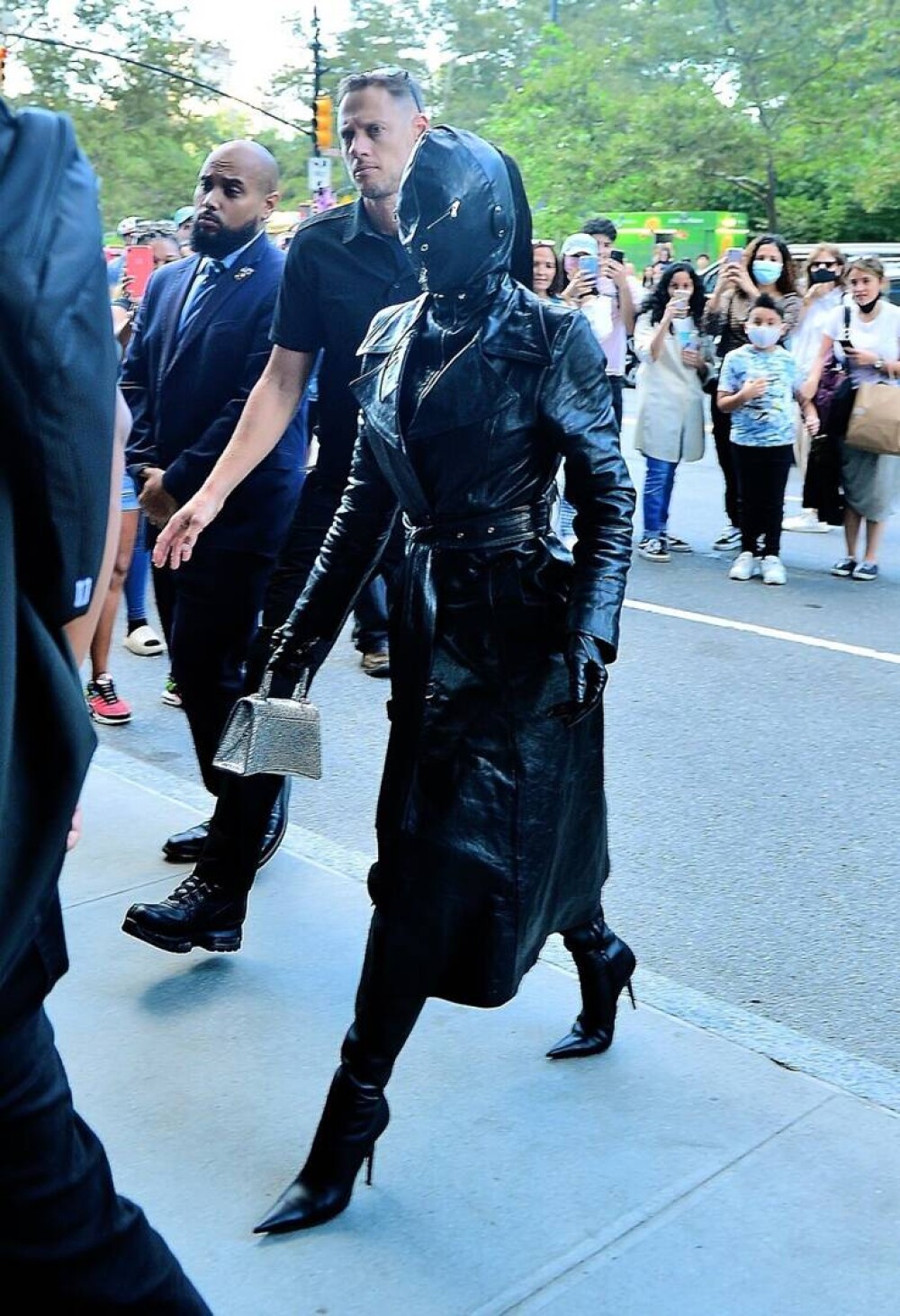 Vedeta care a ieșit pe stradă îmbrăcată complet în piele neagră. A avut și fața acoperită. GALERIE FOTO - Imaginea 2