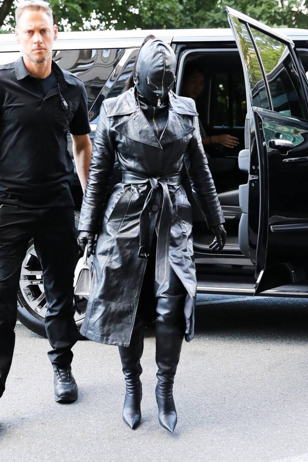 Vedeta care a ieșit pe stradă îmbrăcată complet în piele neagră. A avut și fața acoperită. GALERIE FOTO - Imaginea 3