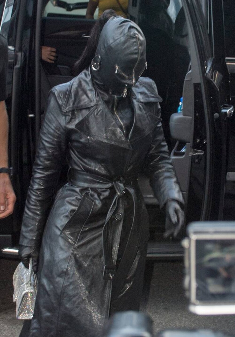 Vedeta care a ieșit pe stradă îmbrăcată complet în piele neagră. A avut și fața acoperită. GALERIE FOTO - Imaginea 7