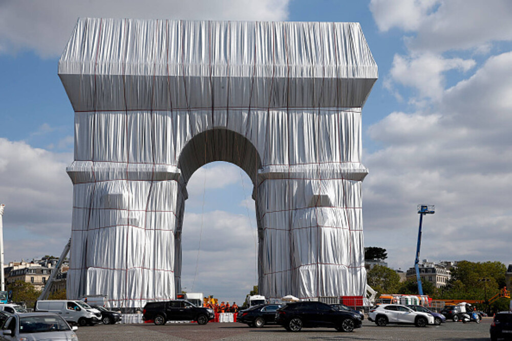 GALERIE FORO. Arcul de Triumf din Paris, învelit cu un material reciclabil. Lucrarea a costat 14 milioane de euro - Imaginea 1