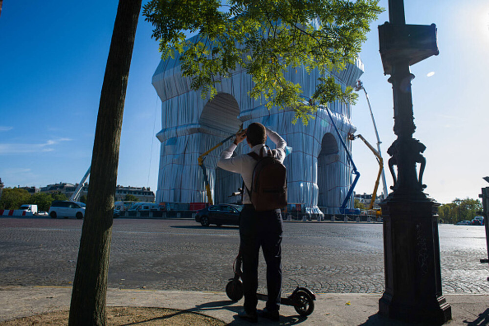 GALERIE FORO. Arcul de Triumf din Paris, învelit cu un material reciclabil. Lucrarea a costat 14 milioane de euro - Imaginea 2