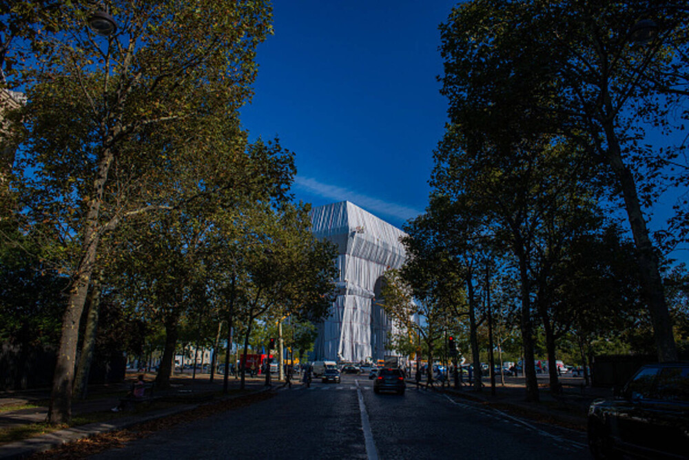 GALERIE FORO. Arcul de Triumf din Paris, învelit cu un material reciclabil. Lucrarea a costat 14 milioane de euro - Imaginea 3