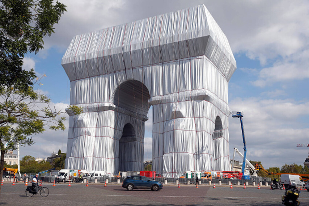 GALERIE FORO. Arcul de Triumf din Paris, învelit cu un material reciclabil. Lucrarea a costat 14 milioane de euro - Imaginea 4