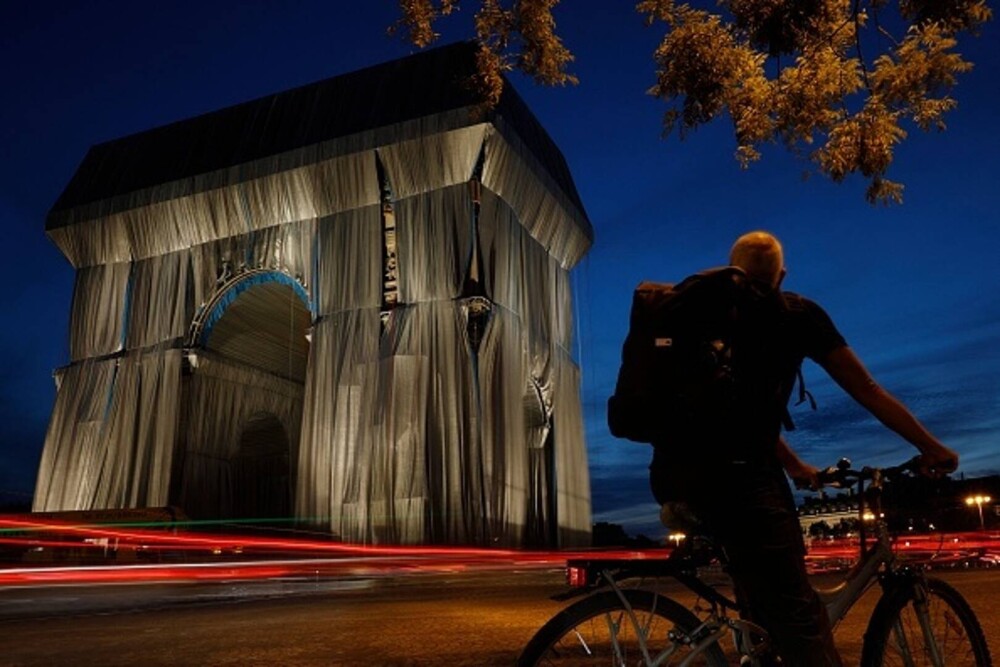 GALERIE FORO. Arcul de Triumf din Paris, învelit cu un material reciclabil. Lucrarea a costat 14 milioane de euro - Imaginea 6