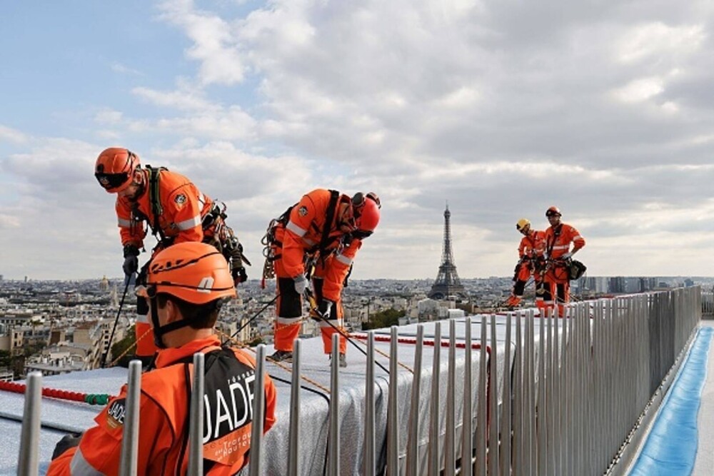 GALERIE FORO. Arcul de Triumf din Paris, învelit cu un material reciclabil. Lucrarea a costat 14 milioane de euro - Imaginea 7