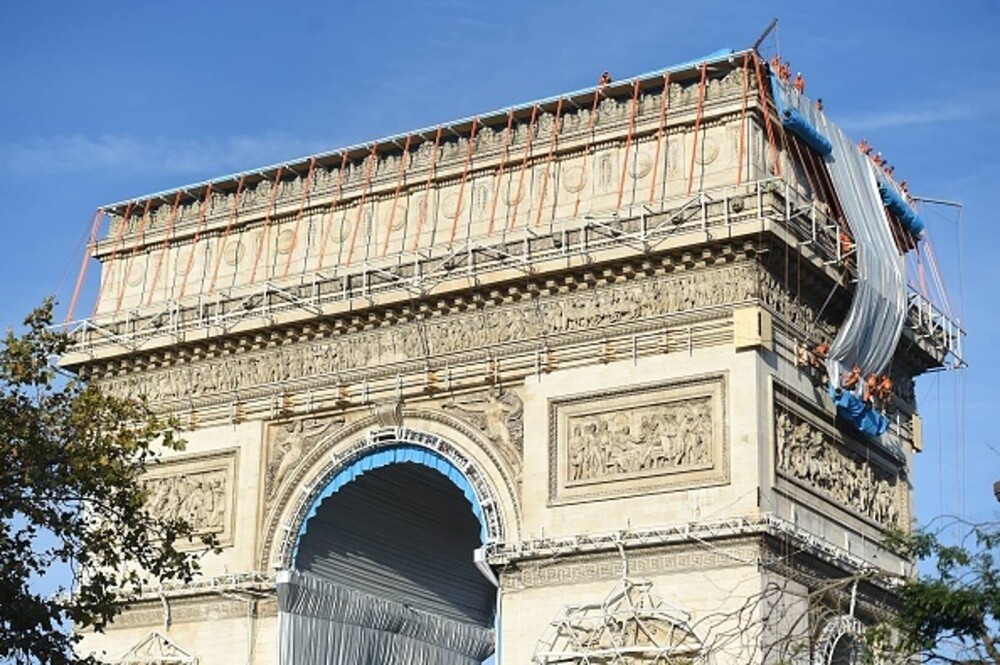 GALERIE FORO. Arcul de Triumf din Paris, învelit cu un material reciclabil. Lucrarea a costat 14 milioane de euro - Imaginea 8