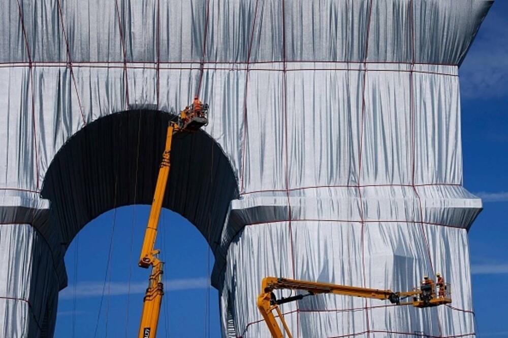 GALERIE FORO. Arcul de Triumf din Paris, învelit cu un material reciclabil. Lucrarea a costat 14 milioane de euro - Imaginea 10