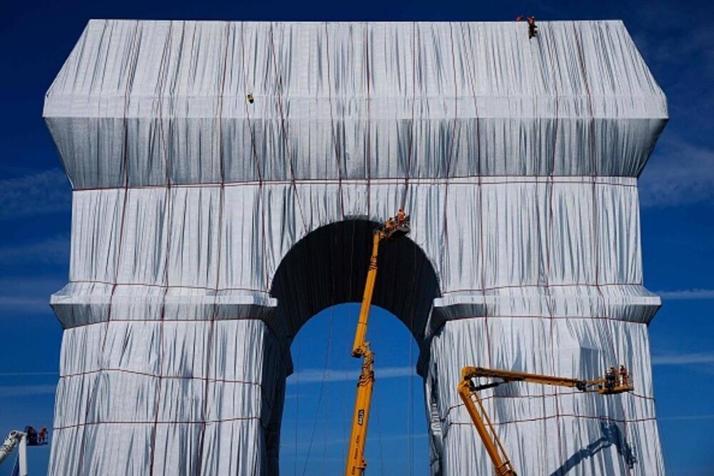 GALERIE FORO. Arcul de Triumf din Paris, învelit cu un material reciclabil. Lucrarea a costat 14 milioane de euro - Imaginea 12