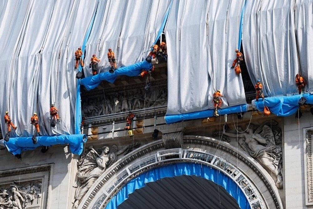 GALERIE FORO. Arcul de Triumf din Paris, învelit cu un material reciclabil. Lucrarea a costat 14 milioane de euro - Imaginea 13